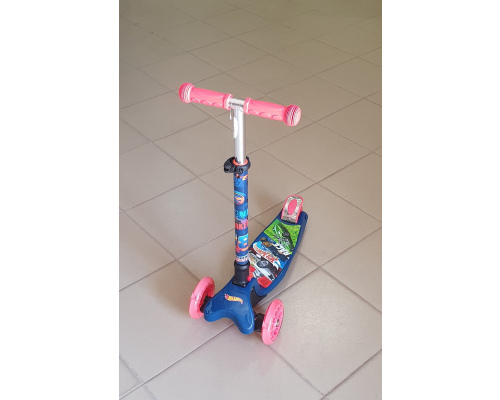 Самокат 3-х колесный ''Hot Wheels''